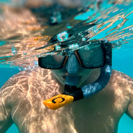 Oceanic Adult Snorkeling Set with Mask, Snorkel, Adjustable Fins & Mesh Carry Bag - Image 2
